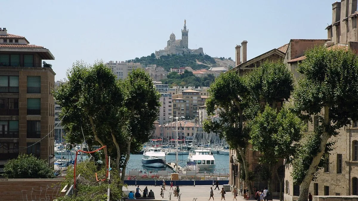 IPTV à Marseille: View of Basilique Notre-Dame de la Garde from Place Villeneuve-Bargemon, Marseille